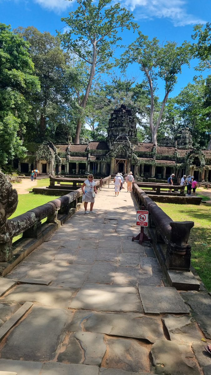 Travalue_ie's tweet photo. We are enjoying 3 nights in Siem Reap following our @UniworldCruises Mekong Cruise. Today we visited the spectacular remnants of Angkor Thom. Built in the 12th century, this extraordinary complex of Hindu & Buddhist monuments was once lost to the world for many years. #travalue https://t.co/122pfYmIKF