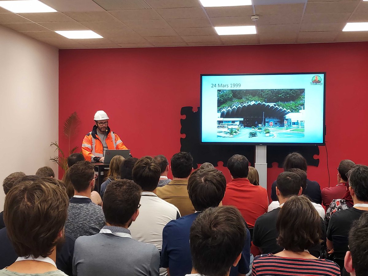 VolcampIO's tweet photo. La sécurité avant tout à @VolcampIO avec @bmarron ⛑️ https://t.co/zmYuWKfeaS