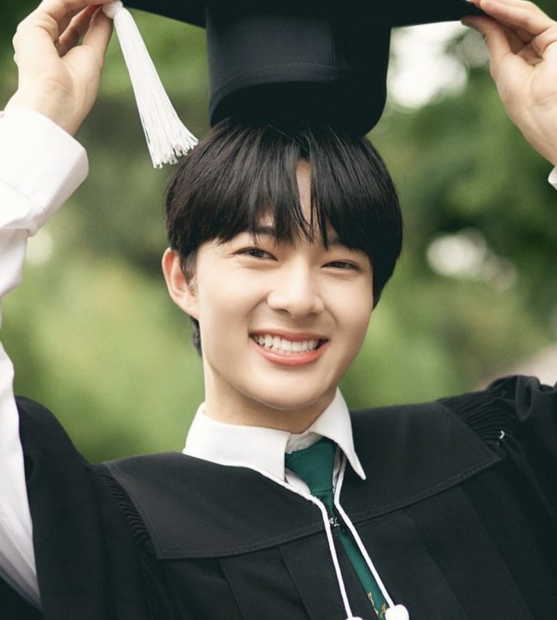 Roda_0725's tweet photo. 누뉴야 졸업 축하해 🎓
졸업은 끝이 아닌 새로운 시작이야🎉
너의 새로운 시작을 응원할게🥳

12Oct Proud of NuNew
#นุนิวเกียรตินิยมอันดับหนึ่ง
#NuNewGraduationDay
#HappyGraduationDayNuNew
#ReadyforNuNewGraduation
#NuNew #นุนิว #NanaNu https://t.co/7m6psgdKs7