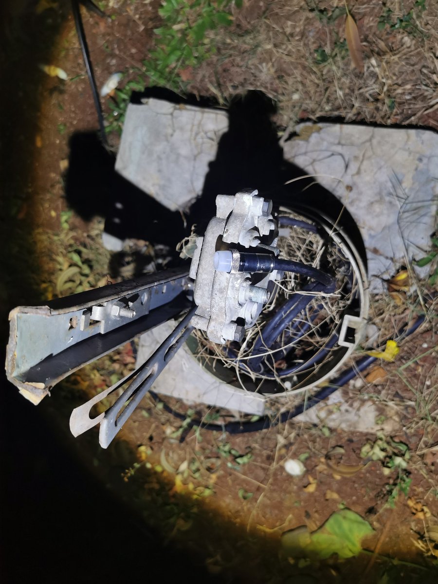 Yulius_kamto's tweet photo. @FirstMediaCares 10036294 Min maksudnya apa begini? Kenapa kabel jaringan firstmedia media saya di cabut sepihak oleh teknisi? Seharian internet terputus tanpa pemberitahuan apa2 ternyata kabel jaringan saya di cabut. Kalo begini caranya sekalian matikan saja saya ganti ISP  lain https://t.co/udEockk7Iv