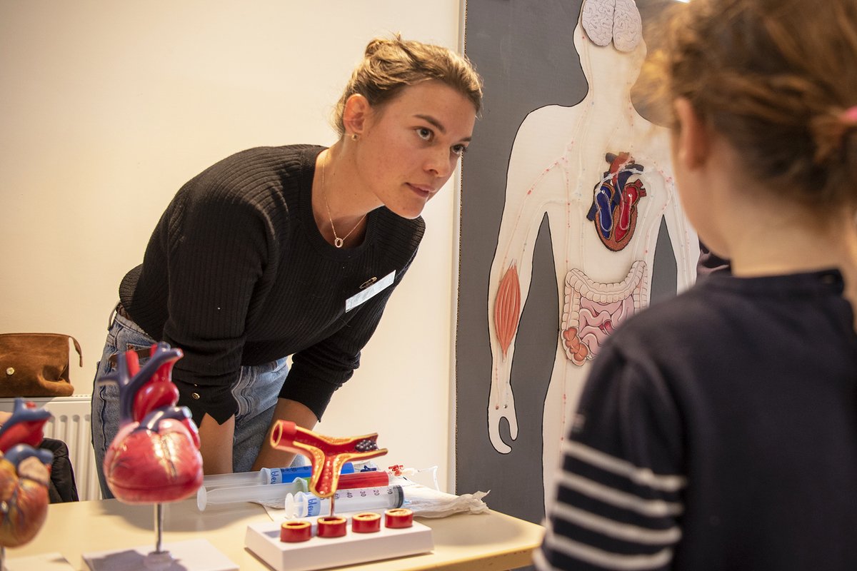 UnivAngers's tweet photo. #Fêtedelascience : Le Village des sciences d'Angers se tiendra les 14 et 15 octobre à l'Eseo. 🔬 Pour cette nouvelle édition, c’est le sport et la pratique sportive qui seront mis à l’honneur dans le cadre des @jeuxolympiques de Paris 2024 👉 https://t.co/kzrLoUw52w https://t.co/xJuEXUmBJQ