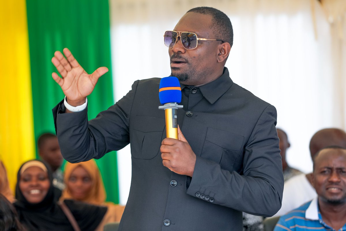 "Tumieni walimu wachache waliopo lakini kwa mfumo wa kisasa.Dunia nzima sasa hivi unaweza kumfundisha mtoto mwalimu akiwa darasani Marekani,unachohitaji ni internet na screen kubwa.Mimi nitawasaidia tufike huko".DC Sixtus Mapunda