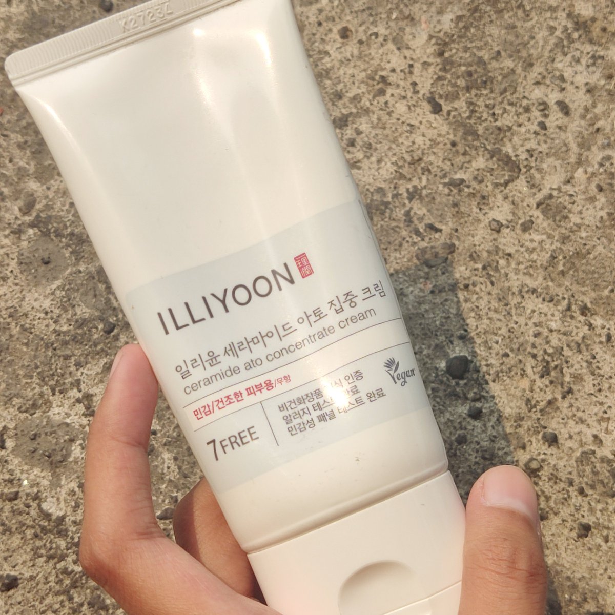 wooameng's tweet photo. Rekomendasi moist korea yang murah dan ukurannya jumbo💃

Cocok buat kulit kering banget sampe ketarik, perih &amp; bertekstur aku mau saranin pake moisturizer brand korea favorit aku sepanjang dunia perskincarean👍 

Illiyoon ceramide ato cream, udah ku pake dari 2020 loh✨ https://t.co/m14FEtBfxz