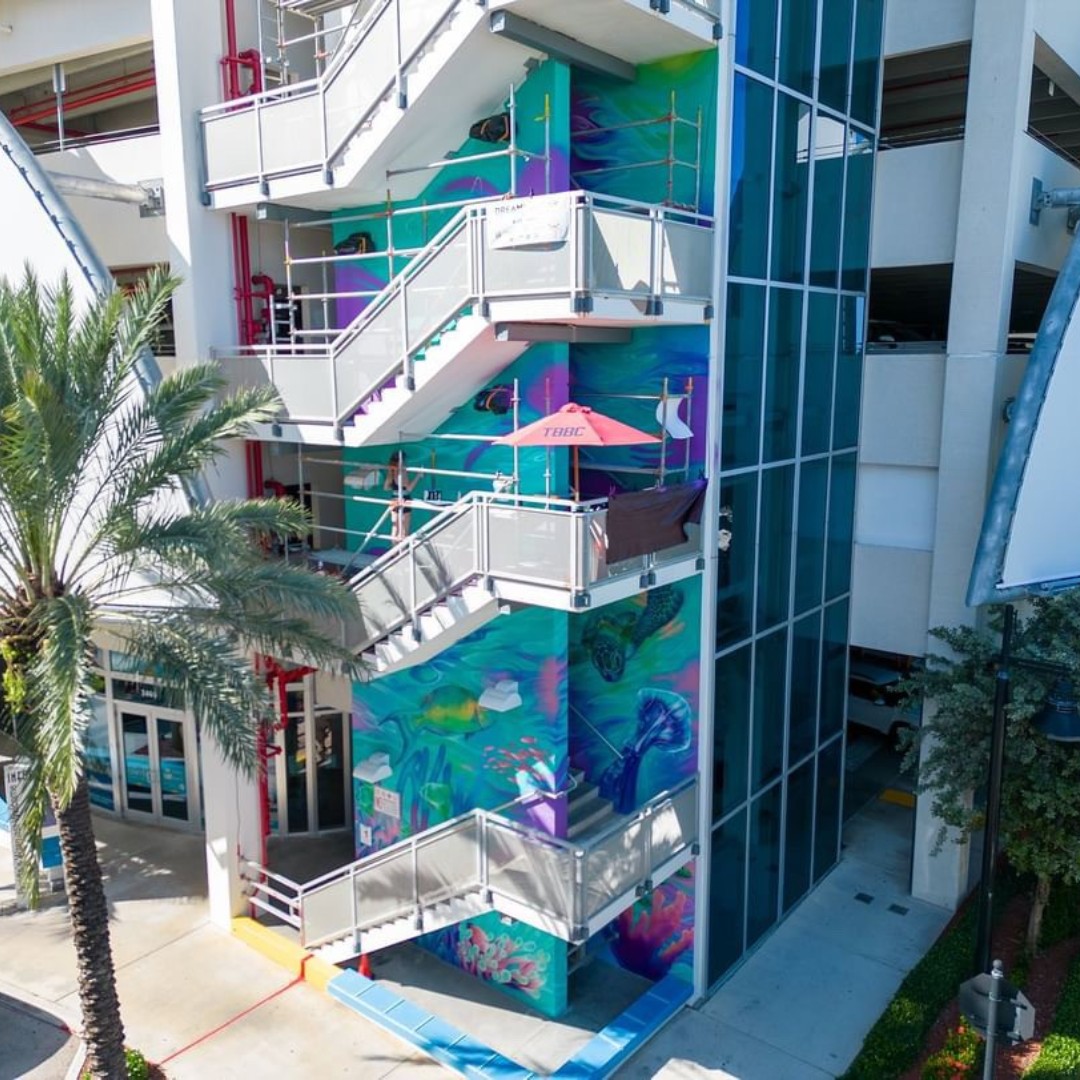 mypompanobeach's tweet image. Check out the progress on Dreamweaver Art's "Reef Life" Mural on our Pier Parking Garage!⬇️ 🐠🪸 It's extending ALL THE WAY UP to Levels 3, 4 &amp;amp; 5! 

Stay tuned for the final reveal later this month 👀🎨

📸 : Drone Excelbird

#PublicArt #PompanoBeach #ParkingGarageMural