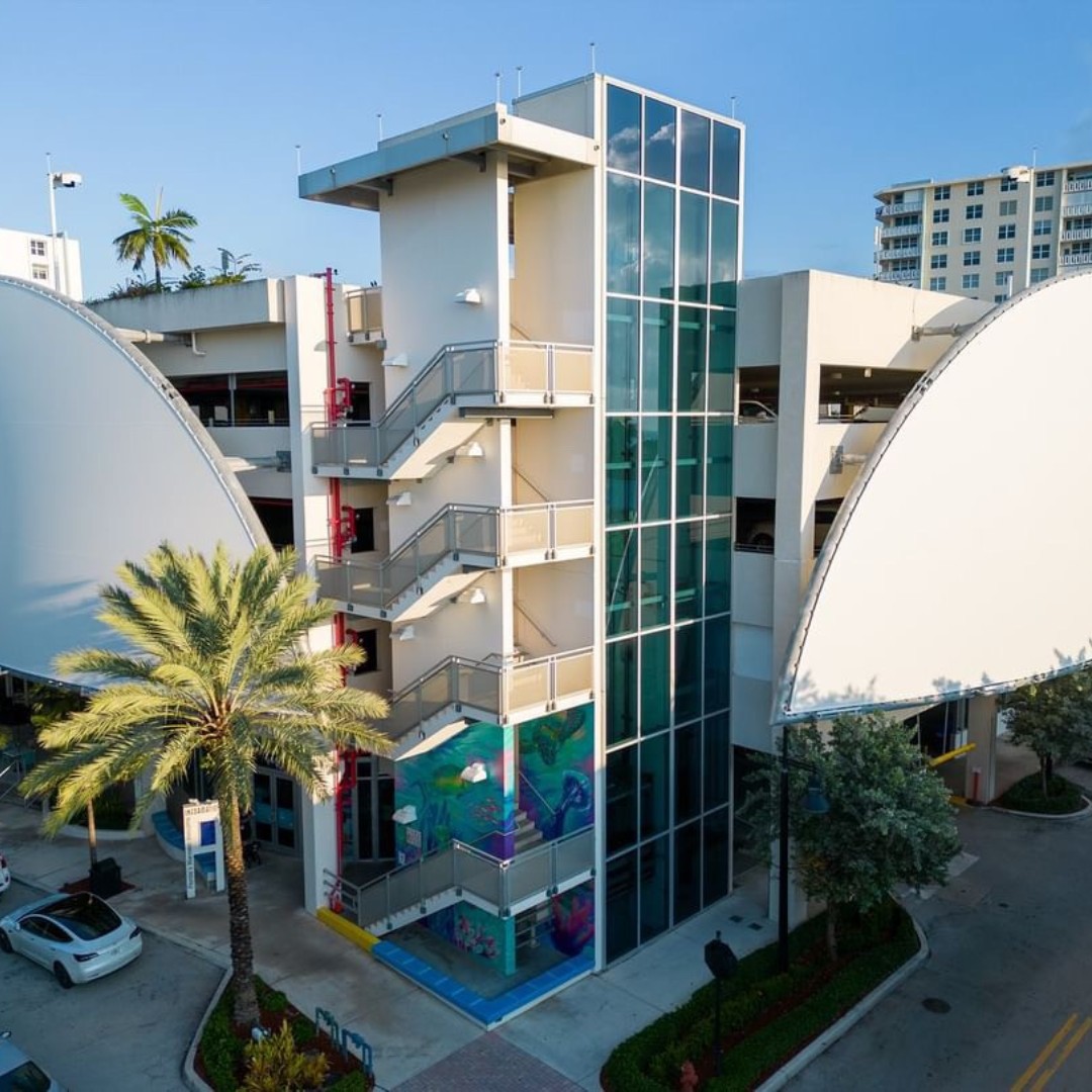 mypompanobeach's tweet image. Check out the progress on Dreamweaver Art's "Reef Life" Mural on our Pier Parking Garage!⬇️ 🐠🪸 It's extending ALL THE WAY UP to Levels 3, 4 &amp;amp; 5! 

Stay tuned for the final reveal later this month 👀🎨

📸 : Drone Excelbird

#PublicArt #PompanoBeach #ParkingGarageMural