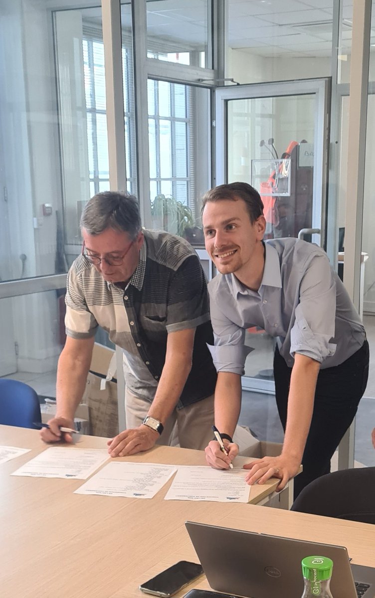 Ioda77's tweet photo. Flag! Et Sos Voyageurs signature "En lieu Sûr" en gare de Dijon. https://t.co/JCdHQIiEiC
