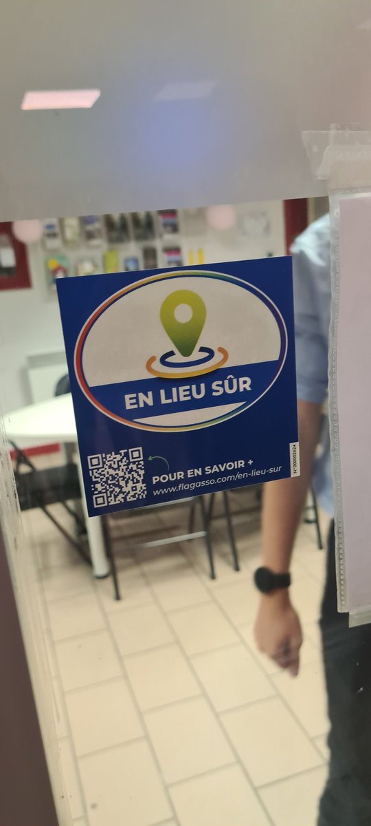 Ioda77's tweet photo. Flag! Et Sos Voyageurs signature "En lieu Sûr" en gare de Dijon. https://t.co/JCdHQIiEiC