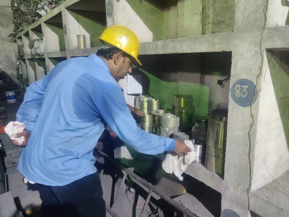 FSNLBhilai's tweet photo. #FSNL The workshop was cleaned by placing scattered tools and tackles in their proper place. Date: 05/10/2023 #SwachhataCampaign #SwachhBharatMission #SpecialCampaign3  @SteelMinIndia @PibSteel https://t.co/ALsvLYVgw8