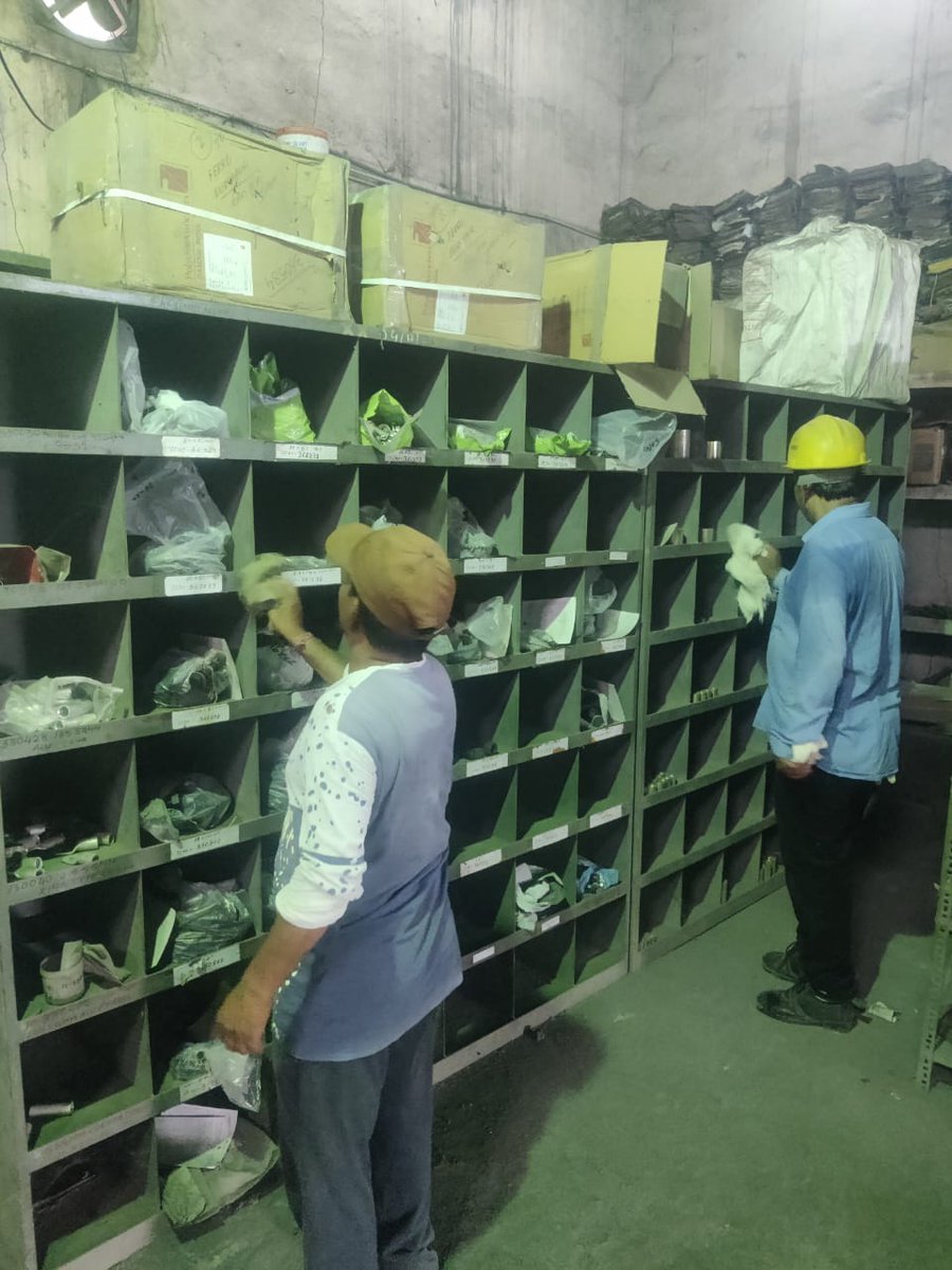 FSNLBhilai's tweet photo. #FSNL The workshop was cleaned by placing scattered tools and tackles in their proper place. Date: 05/10/2023 #SwachhataCampaign #SwachhBharatMission #SpecialCampaign3  @SteelMinIndia @PibSteel https://t.co/ALsvLYVgw8