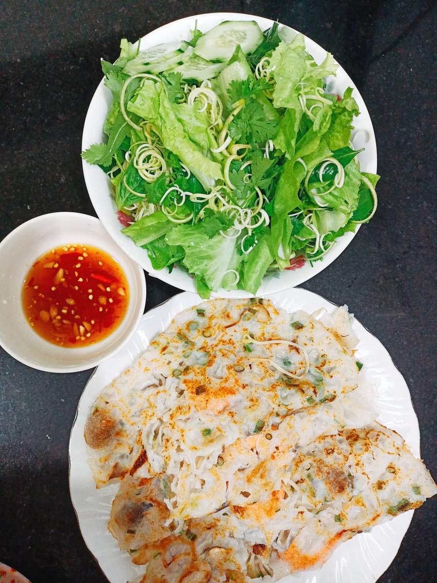 honquevietx's tweet photo. Buổi tối vui vẻ🙂 sau một ngày làm việc hết công xuất , làm những món ngon phục vụ khách hàng . Trân quý❤️❤️❤️
#banhxeoque #dacsanquangngai #benon #chagio #hanmade https://t.co/LBFkFs8ihx