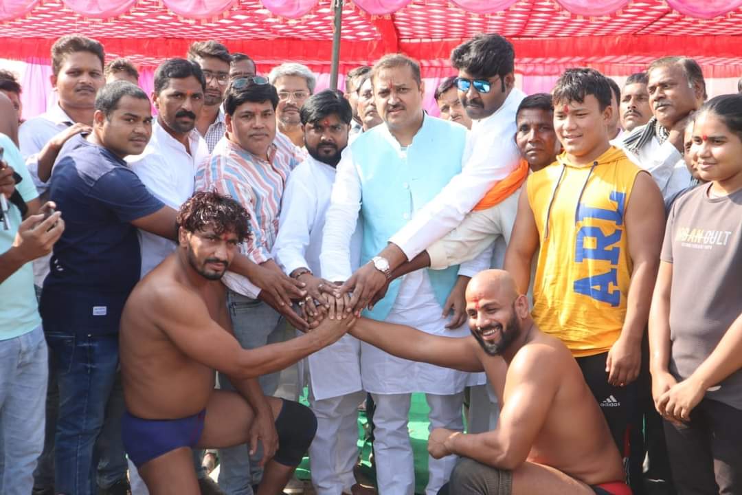 Awanish_Singh's tweet photo. जनपद हरदोई के ब्लॉक मल्लावां की आदर्श ग्राम पंचायत बांसा मे ऐतिहासिक जल विहार मेला के प्रमुख कार्यक्रम "महादंगल कार्यक्रम" में उपस्थित होकर दंगल का शुभारम्भ किया व विभिन्न राज्यों से आये हुए पहलवानो से परिचय कर उनका उत्साहवर्धन किया। https://t.co/vZCAWvlXu9