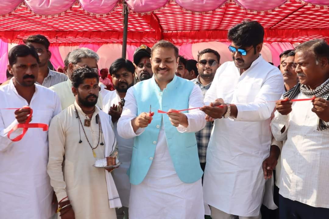 Awanish_Singh's tweet photo. जनपद हरदोई के ब्लॉक मल्लावां की आदर्श ग्राम पंचायत बांसा मे ऐतिहासिक जल विहार मेला के प्रमुख कार्यक्रम "महादंगल कार्यक्रम" में उपस्थित होकर दंगल का शुभारम्भ किया व विभिन्न राज्यों से आये हुए पहलवानो से परिचय कर उनका उत्साहवर्धन किया। https://t.co/vZCAWvlXu9