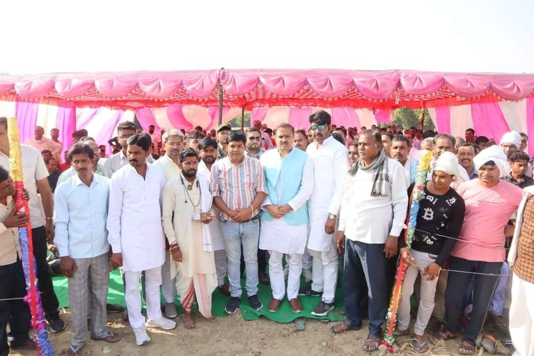 Awanish_Singh's tweet photo. जनपद हरदोई के ब्लॉक मल्लावां की आदर्श ग्राम पंचायत बांसा मे ऐतिहासिक जल विहार मेला के प्रमुख कार्यक्रम "महादंगल कार्यक्रम" में उपस्थित होकर दंगल का शुभारम्भ किया व विभिन्न राज्यों से आये हुए पहलवानो से परिचय कर उनका उत्साहवर्धन किया। https://t.co/vZCAWvlXu9