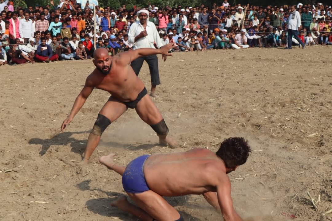 Awanish_Singh's tweet photo. जनपद हरदोई के ब्लॉक मल्लावां की आदर्श ग्राम पंचायत बांसा मे ऐतिहासिक जल विहार मेला के प्रमुख कार्यक्रम "महादंगल कार्यक्रम" में उपस्थित होकर दंगल का शुभारम्भ किया व विभिन्न राज्यों से आये हुए पहलवानो से परिचय कर उनका उत्साहवर्धन किया। https://t.co/vZCAWvlXu9