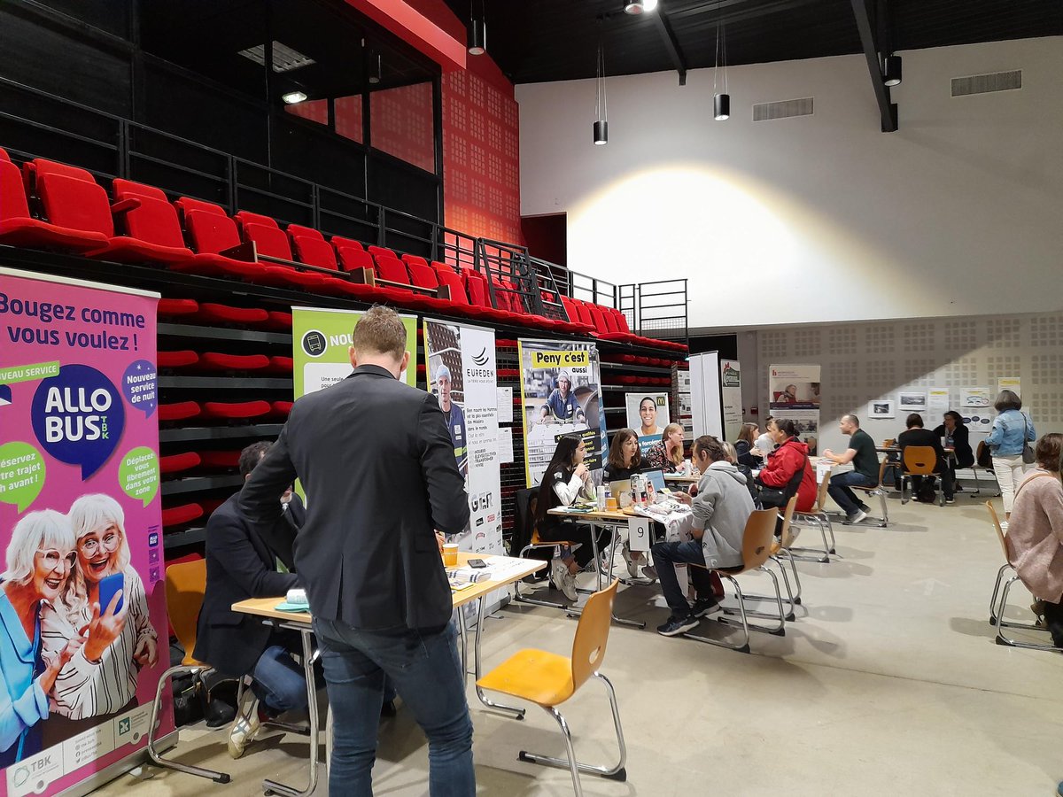 [Forum entreprise]
📌A Moellan sur mer
👏30 entreprises présentes et déjà 125 personnes à 10h30
👍Découverte des métiers grâce au casque virtuel au stand #PoleEmploi
✨Merci à la com com de #Quimperlé et à la MLI