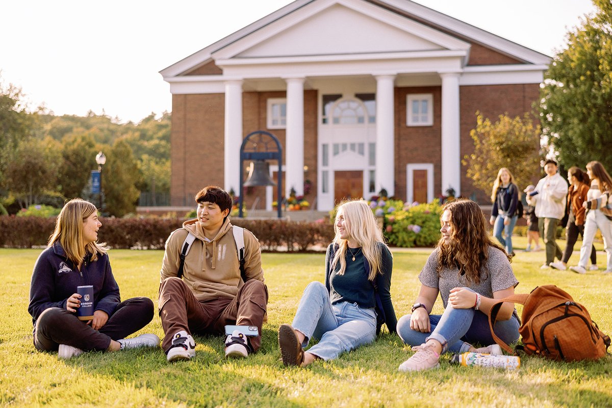 gordoncollege's tweet photo. 🍂 And just like that, quad break is here! 🍂  #gordoncollege #gordonthrives #learntothrive https://t.co/7G92CfpgsJ