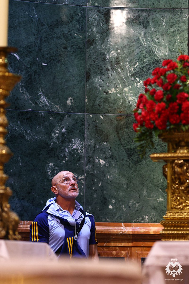 El seleccionador de la <a href="/SEFutbol/">Selección Española Masculina de Fútbol</a>, Luis de la Fuente, reza ante el Santísimo Cristo de la Expiración de la <a href="/HdadCachorro/">El Cachorro</a> horas antes de su partido de hoy en Sevilla.