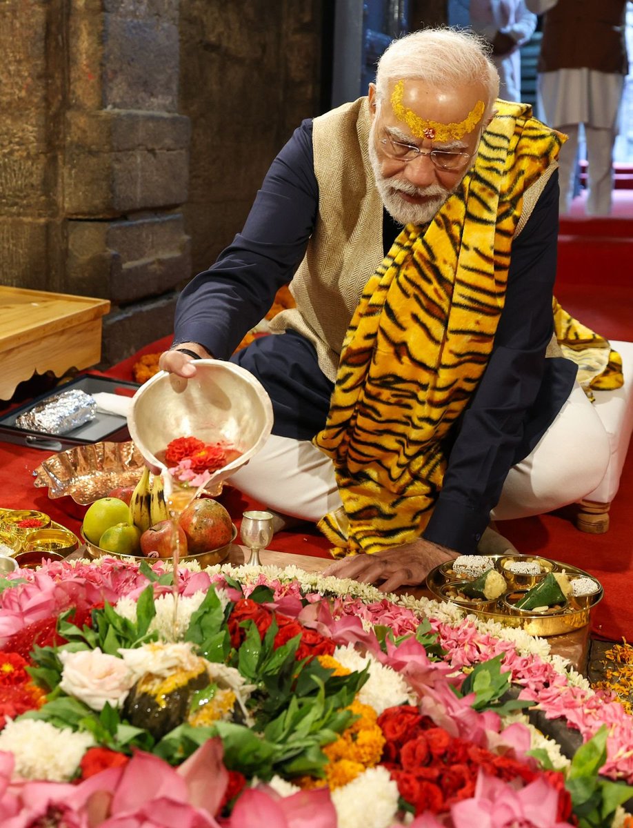 ukcmo's tweet photo. प्रधानमंत्री श्री @narendramodi ने आज उत्तराखण्ड प्रसिद्ध जागेश्वर धाम पहुंचकर पूजा अर्चना की और देशवासियों की सुख-समृद्धि की कामना की। 124 मंदिरों के समूह जागेश्वर धाम में उन्होंने सर्वप्रथम जागेश्वर गर्भगृह में करीब 7 मिनट तक पूजा कर बाबा जागेश्वर के दर्शन किए। https://t.co/a1TjIbGX4a