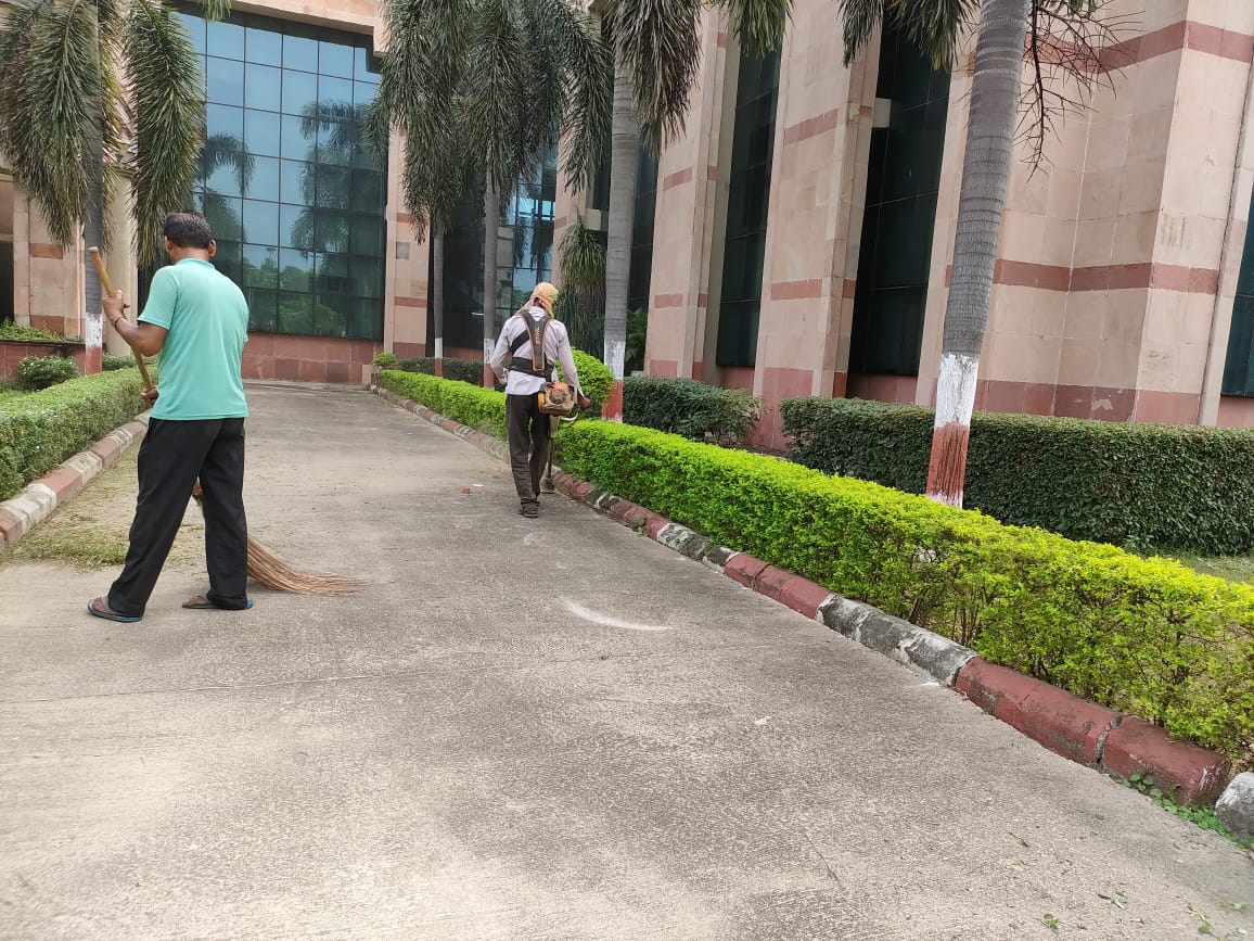CSIR_CDRI's tweet photo. #CleannessDrive in @CSIR_CDRI organized under #SpecialCampaign3.0 to institutionalizing Swachhta. CDRI Scientists, students & other member given #Shramdaan & participated in other cleanness activities. #SwachhataHiSeva
@CSIR_IND
@swachhbharat
@DBTIndia
@PIB_India
@mygovindia https://t.co/dUo9r3r2ws