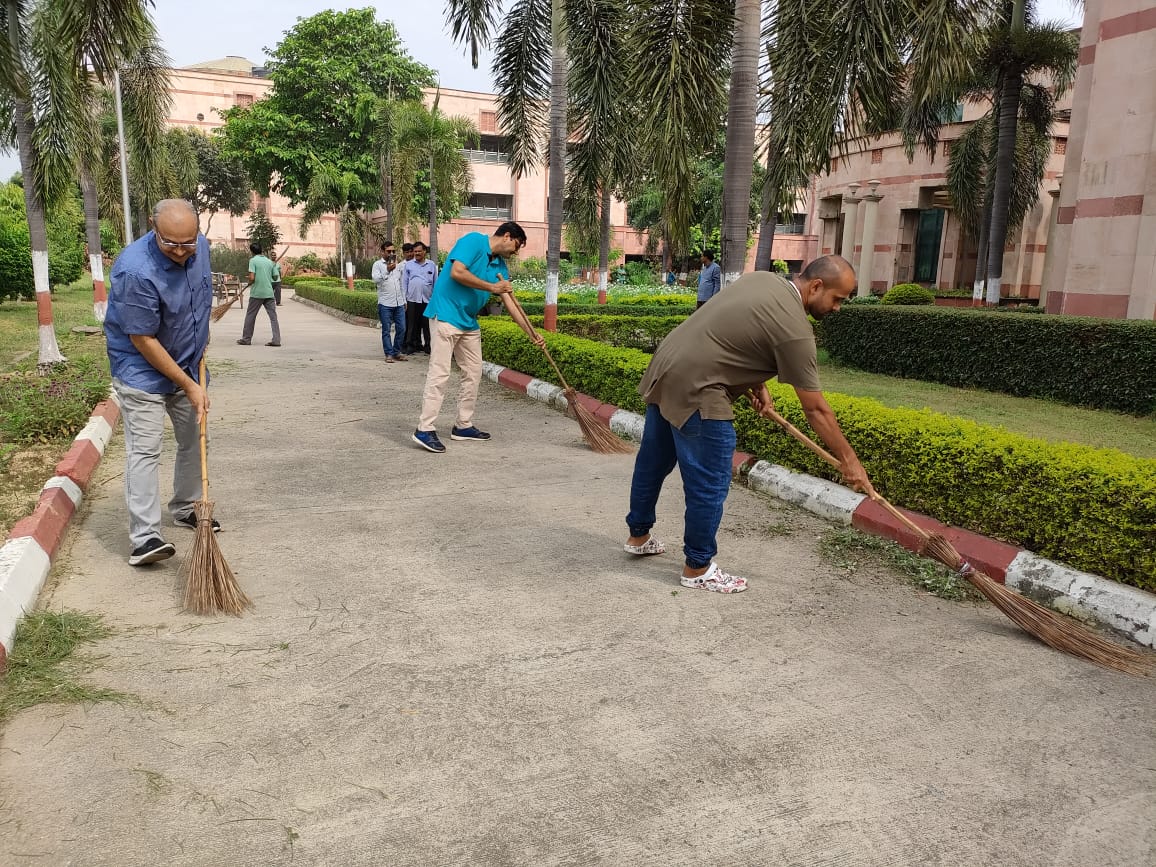 CSIR_CDRI's tweet photo. #CleannessDrive in @CSIR_CDRI organized under #SpecialCampaign3.0 to institutionalizing Swachhta. CDRI Scientists, students & other member given #Shramdaan & participated in other cleanness activities. #SwachhataHiSeva
@CSIR_IND
@swachhbharat
@DBTIndia
@PIB_India
@mygovindia https://t.co/dUo9r3r2ws