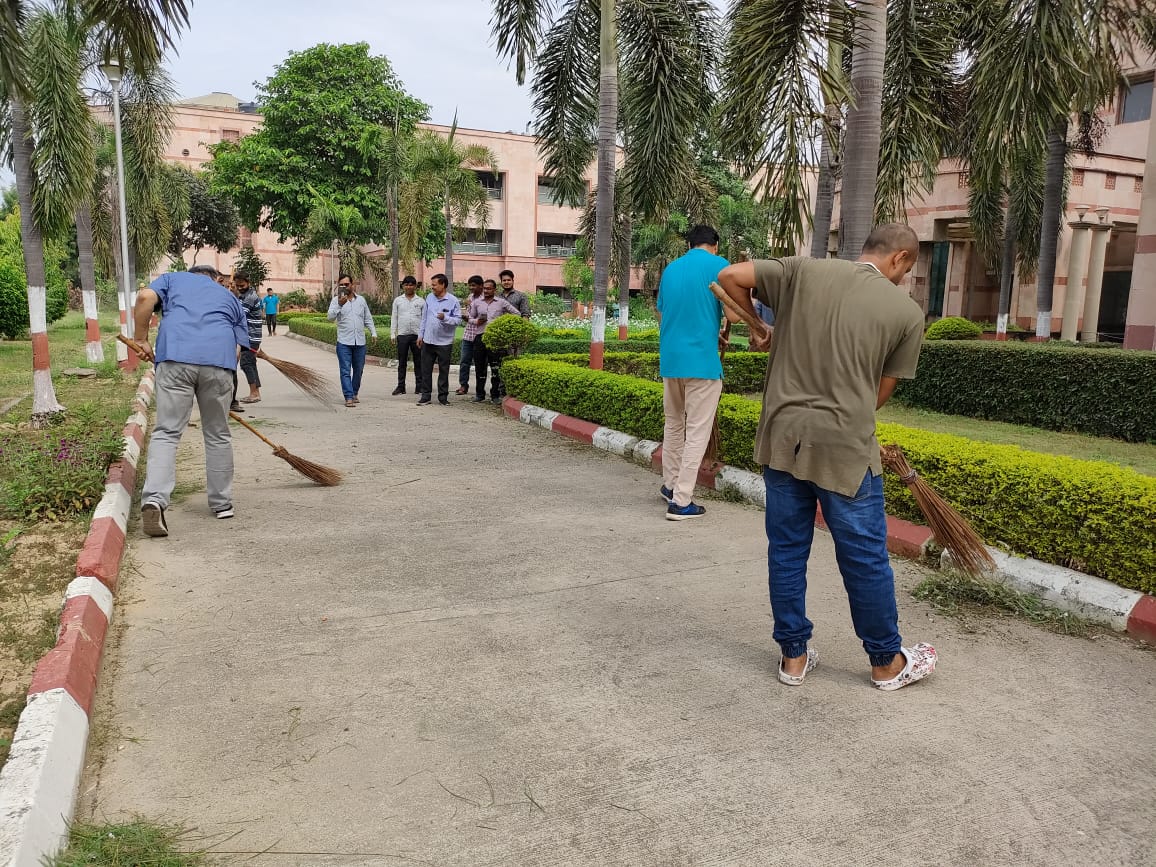 CSIR_CDRI's tweet photo. #CleannessDrive in @CSIR_CDRI organized under #SpecialCampaign3.0 to institutionalizing Swachhta. CDRI Scientists, students & other member given #Shramdaan & participated in other cleanness activities. #SwachhataHiSeva
@CSIR_IND
@swachhbharat
@DBTIndia
@PIB_India
@mygovindia https://t.co/dUo9r3r2ws