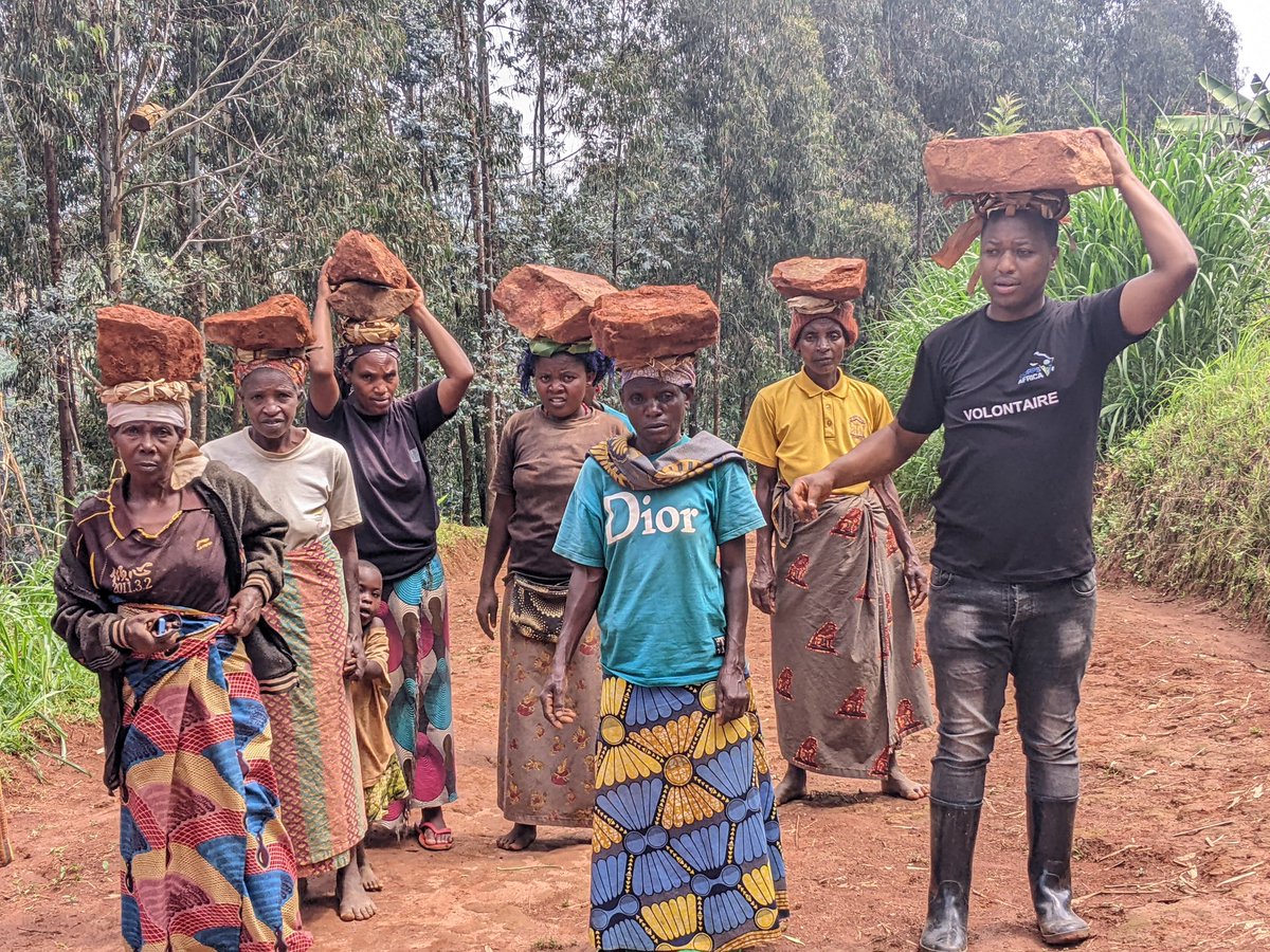 DieudonneEdwin's tweet photo. A Collective work always brings the positive results, women from Kagarama village and @CorpsAfricaRda volunteer delivering the stones for building the clean latrine for one of the community members from Kageyo Sector in @NgororeroDistr.

#Localhelpinglocals
#Thisiscorpsafrica https://t.co/0yO3LxTJLA