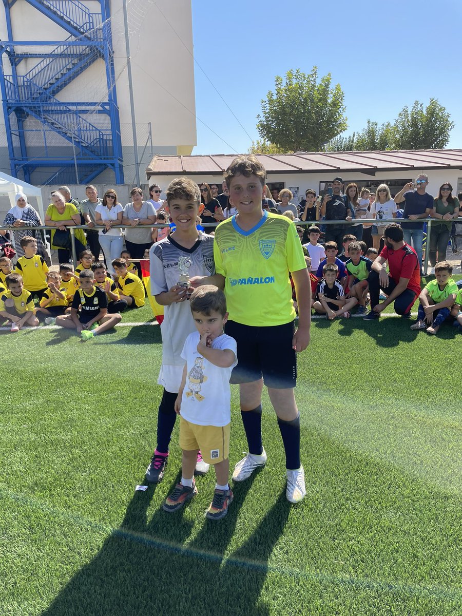 OlimpicoVdo's tweet photo. 🏆CAMPEONES🏆

⚽️Olímpico Villarrobledo ALEVÍN

🏆Trofeo Zamora: Álvaro Zapata y Daniel Rodrigo

🏆MVP Pedro del Amo

Todos jugadores del Olímpico Villarrobledo 

💪🏾 Campeón del torneo Junior CUP El Provencio 

Enhorabuena 👏🏽👏🏽👏🏽

📸 https://t.co/CgqyxzYpKh