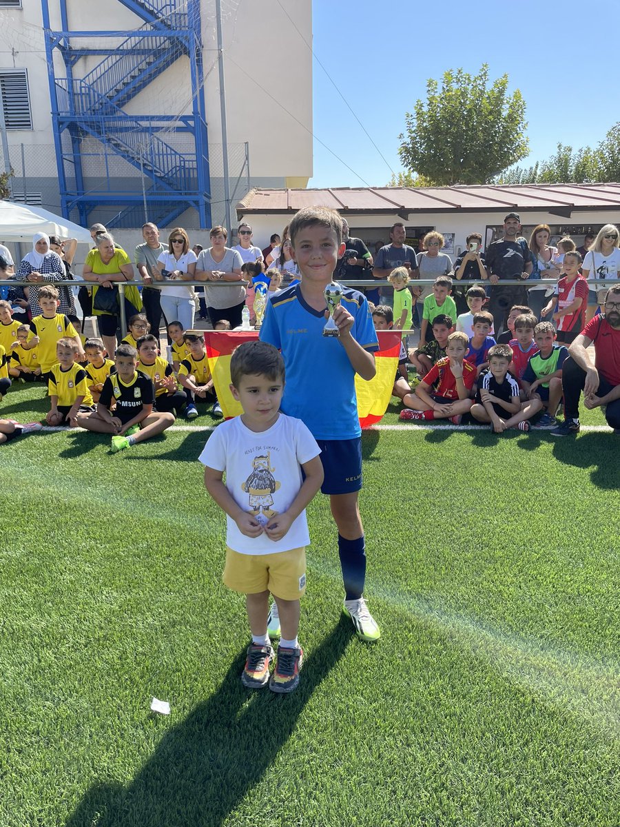 OlimpicoVdo's tweet photo. 🏆CAMPEONES🏆

⚽️Olímpico Villarrobledo ALEVÍN

🏆Trofeo Zamora: Álvaro Zapata y Daniel Rodrigo

🏆MVP Pedro del Amo

Todos jugadores del Olímpico Villarrobledo 

💪🏾 Campeón del torneo Junior CUP El Provencio 

Enhorabuena 👏🏽👏🏽👏🏽

📸 https://t.co/CgqyxzYpKh