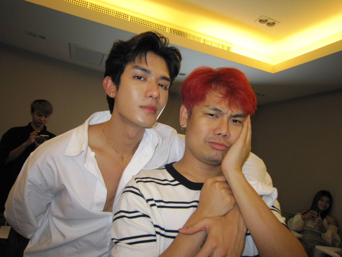 netsiraphop's tweet photo. ยินดีด้วยครับคนเก่ง 👏
#นุนิวเกียรตินิยมอันดับหนึ่ง
#NuNewGraduationDay https://t.co/9fYNzjxyrh