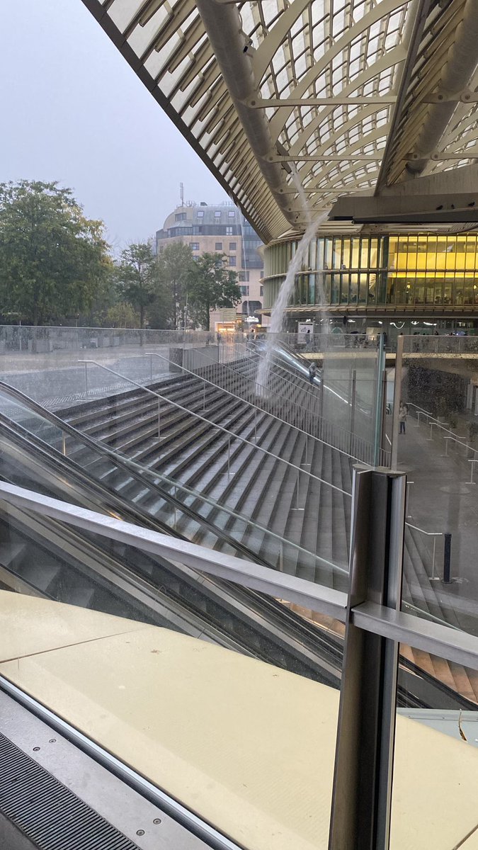 twitonin's tweet photo. @Parisjecoute sympa les cascades mais bonjour la dégringolade… gros fail de l’architecte encore 😂 deux entorses par glissade (et on est pas loin de la noyade) https://t.co/TwAX4ybpWd