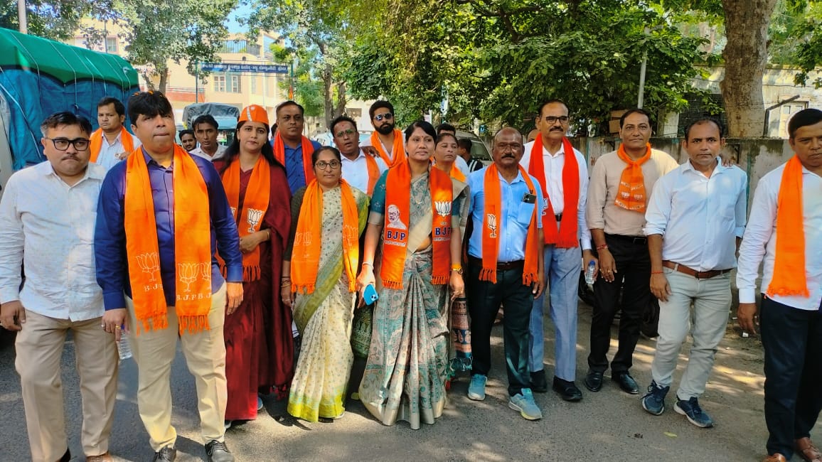 darshnavaghela_'s tweet photo. માટી ને નમન, વીરો ને વંદન!

આદરણીય પ્રધાનમંત્રી શ્રી @narendramodi જી ના આહ્વાનના મેરી માટી, મેરા દેશ અભિયાન અંતર્ગત અસારવા વિધાનસભા ના શાહીબાગ વોર્ડ ખાતે વિવિધ વિસ્તાર માં ઘરે ઘરેથી અમૃત કળશમાં માટી અને ચોખા એકત્રીત કર્યા અને રહીશો સાથે સંવાદ કર્યો.(1/2) https://t.co/jrQKDgOfmS