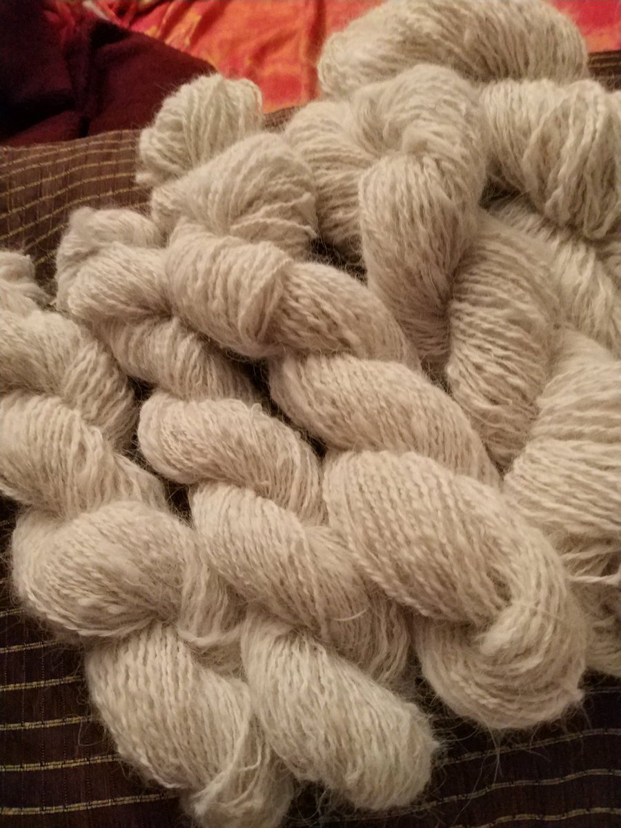 madmj1m's tweet image. A friend asked if I could spin the fur from her Pomeranian. Here it is chiengora all finished!
#Spinning  #dropspindle #chiengora