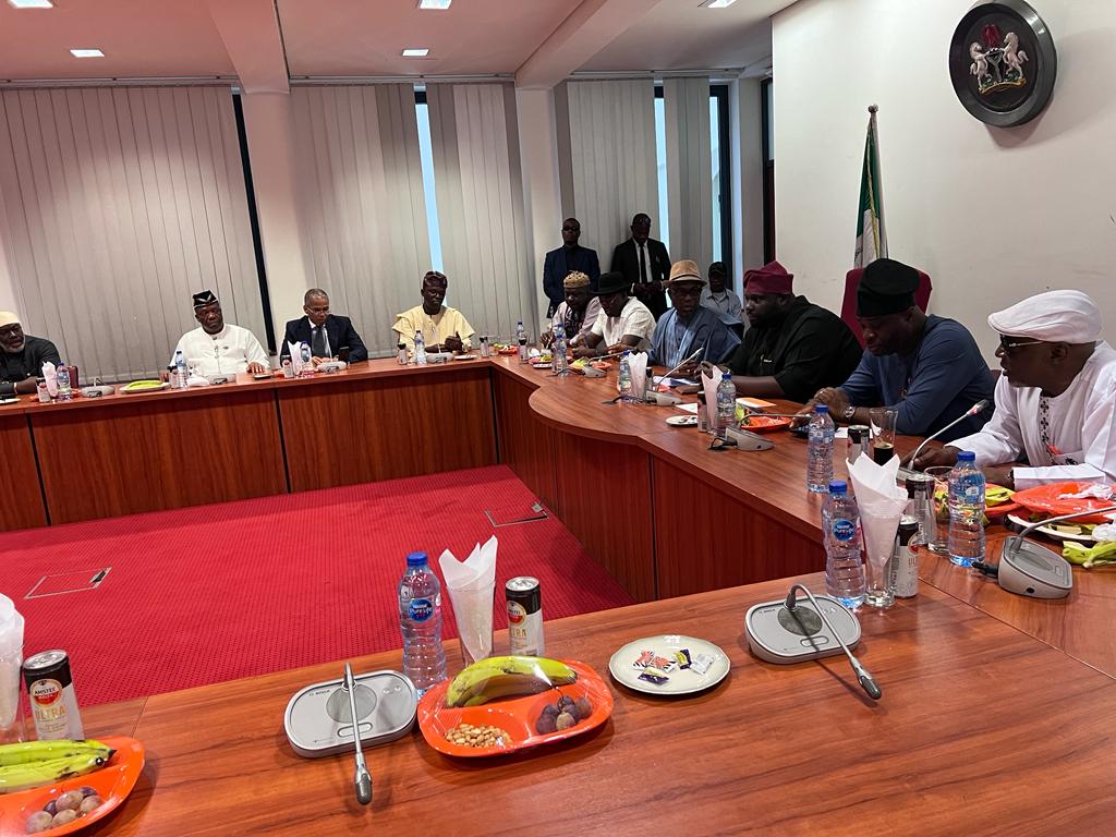 A_Ekpenyong's tweet photo. On Tuesday, I presided over the meeting of the Senate Committee on the Niger Delta Development Commission (NDDC). We will continue to support the NDDC to pursue its mandate for the people of the Niger Delta region.

Æ https://t.co/Ui9oyZTjEW