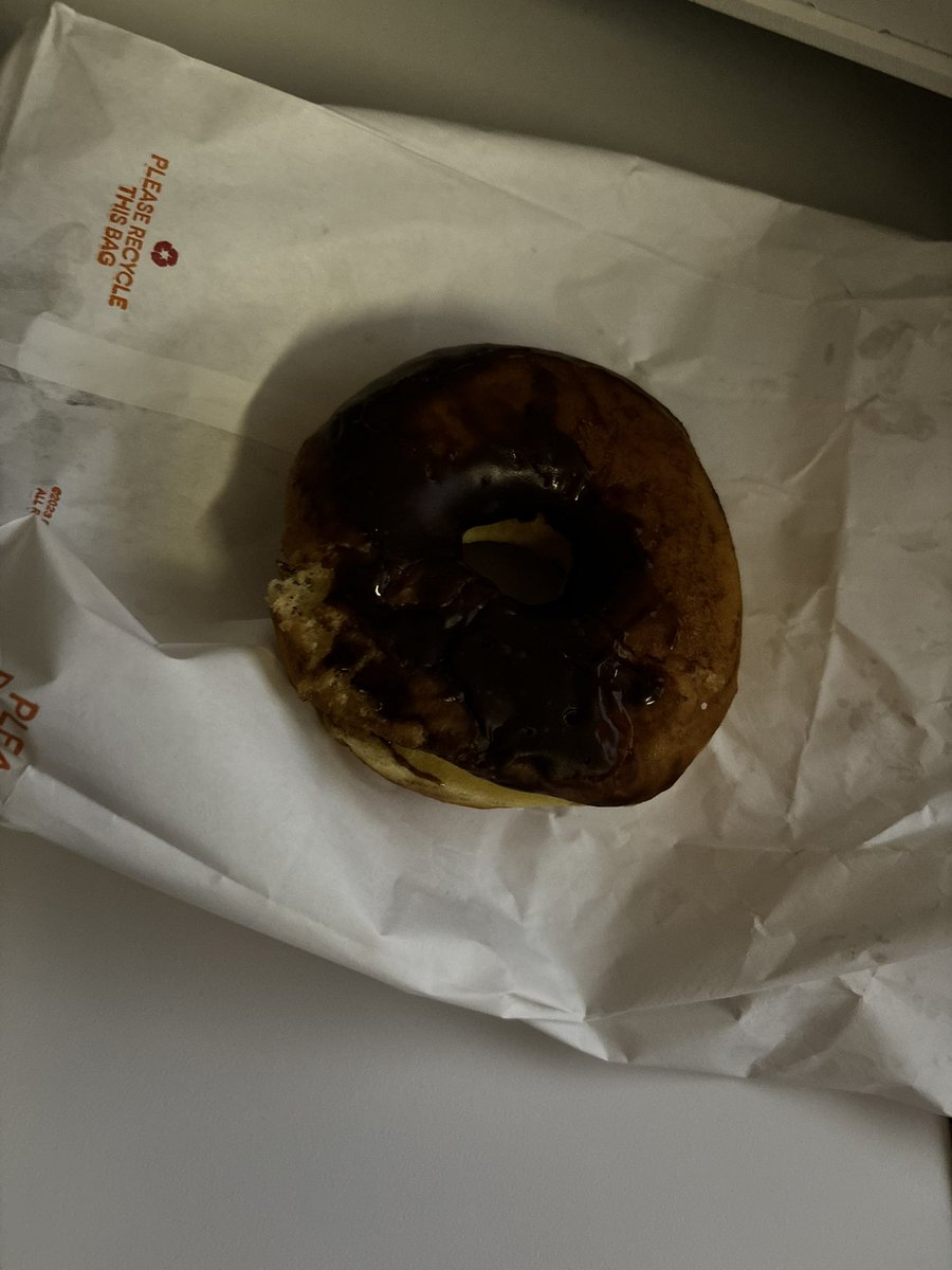 Sonya1015's tweet photo. @dunkindonuts I’m confused what made your employees think throwing a chocolate frosted donut in a bag UPSIDE DOWN was right. Let’s not forget it wasn’t even the correct donut…quality control and customer service is not it this morning. 🙄 https://t.co/7wga0axIH0