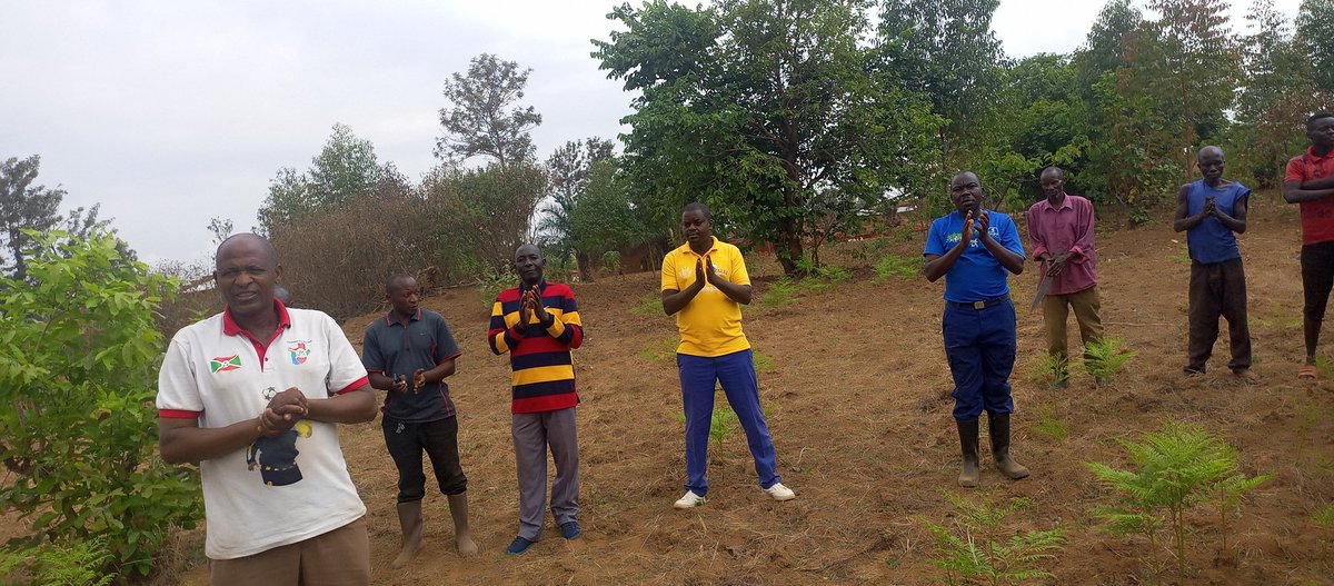 communeMak's tweet photo. #Burundi, Kuri uyu wa 12/10/2023, Uburongozi bw'inzego z'umutekano muri Komine KAYOGORO bwafatanije n'abenegihugu bo muri zone ya Bigina mugikorwa co guca imikobeko mu murima w'akarorero urenga hegitari zitatu warimwe n'igipolice mw'ikambi i Gatwe. 1/2 https://t.co/n31BYMSrm1