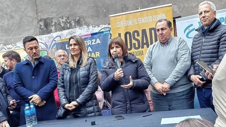 MinutoYa's tweet photo. 💸💰 Corrupción: el multimillonario negocio de Bullrich y Petri en Mendoza
@PatoBullrich @luispetri
#AgriNet #TelaAntigranizo #Corrupción
👉 Nota completa en:
https://t.co/4T6FF48Zkt https://t.co/fWIDYfv3FF