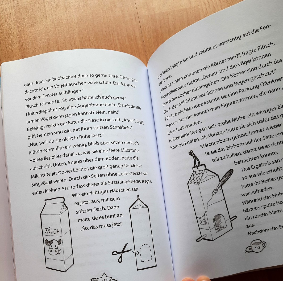 griffindiary's tweet photo. Ein paar Fotos der Innenseiten. Das Buch hat 8 Farbseiten und zahlreiche schwarz-weiß Zeichnungen 😊
#adventskalender #kinderbuch #Hexen https://t.co/K5DhezUnao