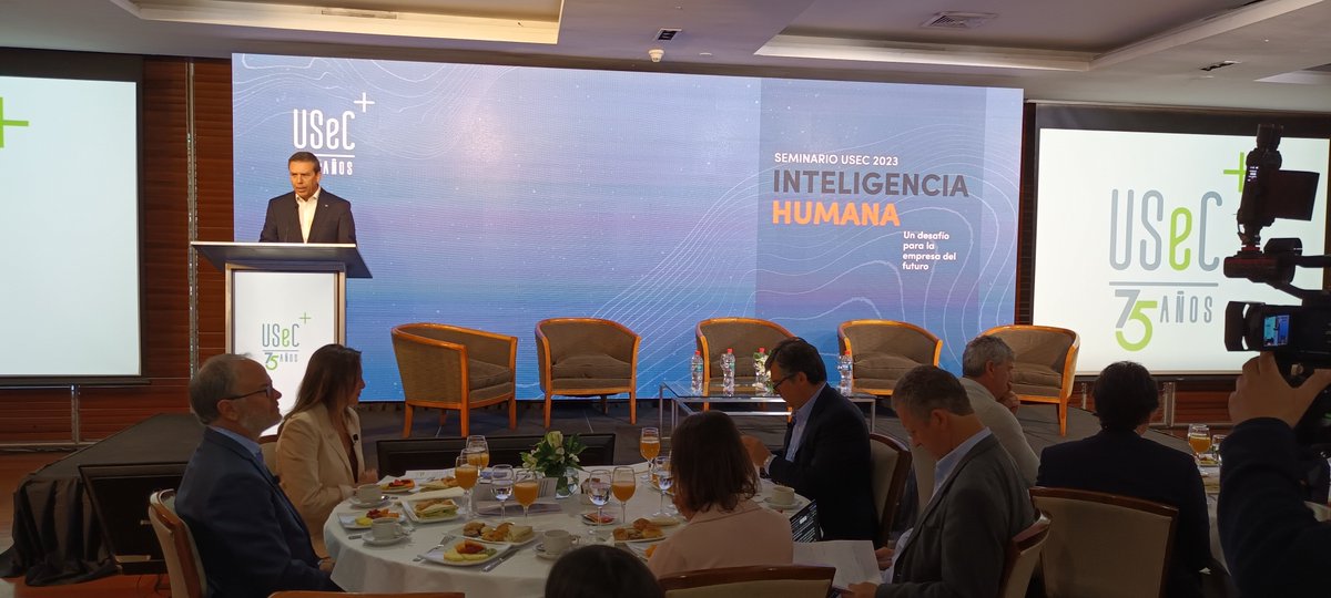 UsecEmpresarios's tweet photo. El Presidente de USEC, Enrique Cruz, en sus palabras de bienvenida para el #SeminarioUSEC, invita a asumir los desafíos sociales, económicos, tecnológicos y éticos de la empresa poniendo siempre a la persona en el centro. 

#InteligenciaHumana https://t.co/rhvsHh2ucM