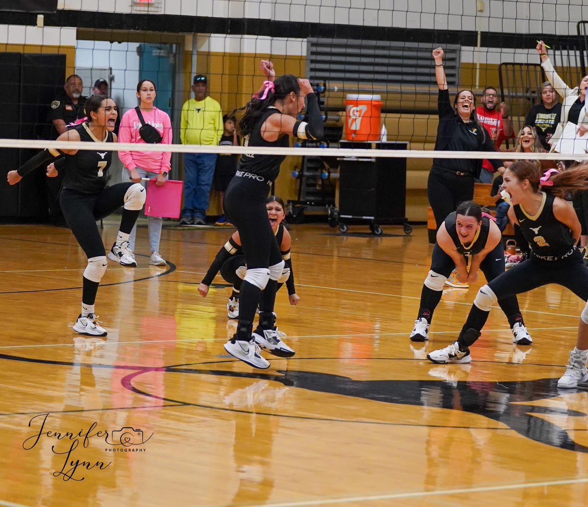 annelletrev1's tweet photo. Teamwork makes the Dreamwork!! 🖤💛🤘🏼🏐 https://t.co/HHvcf55EQU