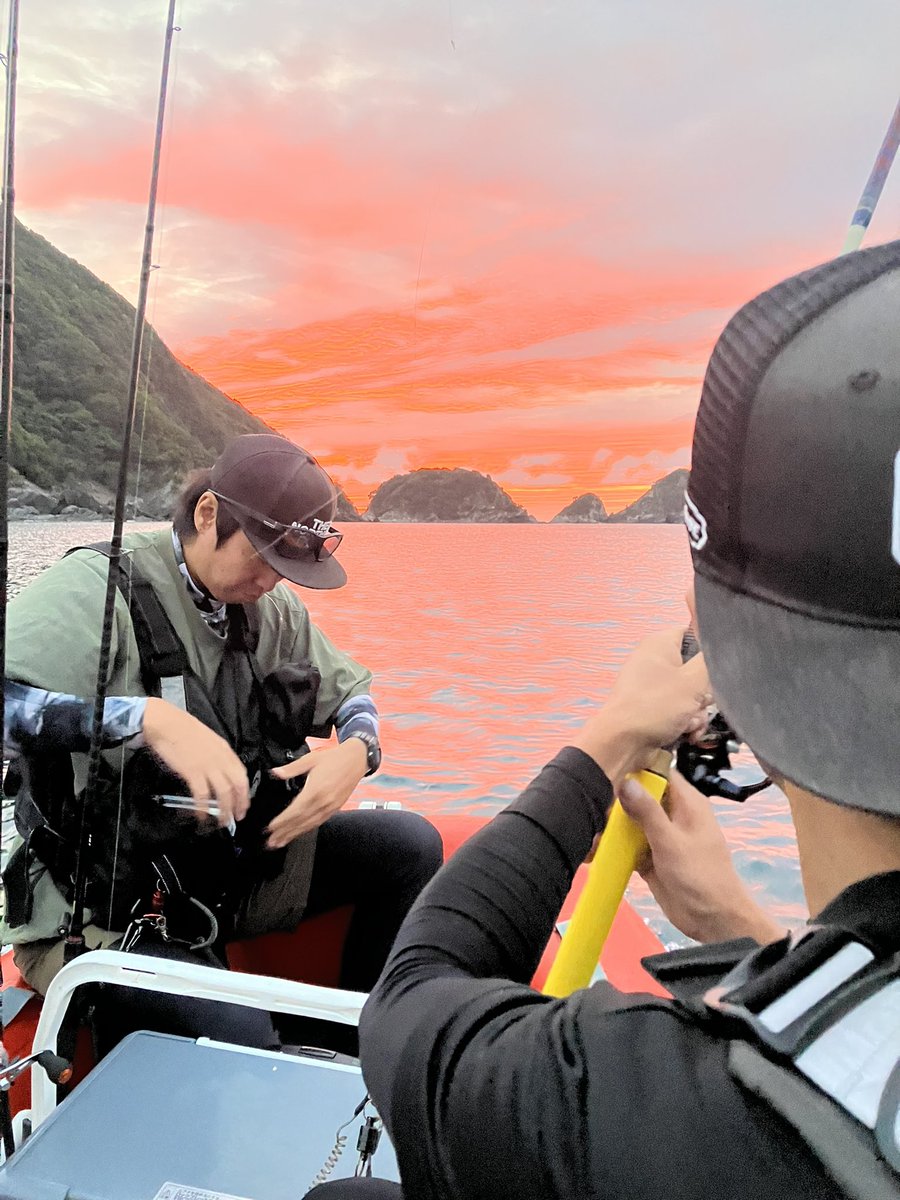 ryoheimax's tweet photo. ゴムボートで釣り行ってきたけど朝焼けがヤバかった https://t.co/XyixxnfuSu