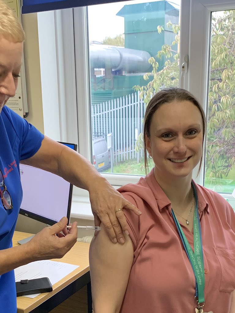 The gorgeous <a href="/CDBeckett/">Cherie Beckett</a> receiving her Covid jab today <a href="/SHaWPAH1/">Health and Wellbeing@PAHT</a> @NHSHarlow 
Open until 15:30, walk in, no appointment needed 💉🦠😷