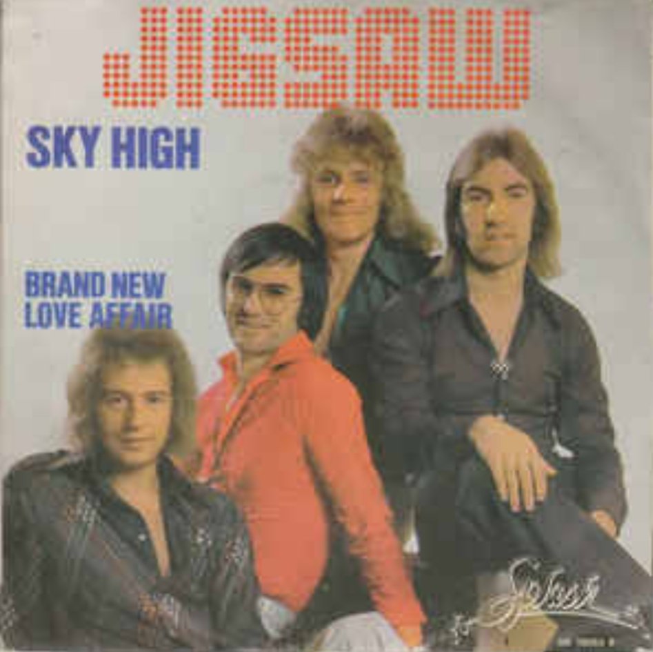 nekonekonekomu's tweet photo. 【#本日の選曲🎧️】
#Sky_High
#Jigsaw

世代ではないけど知っていたし、好きな楽曲です😙☝️

拉致られ中の車内でダンナと一緒に聴いていると、必ず「プロレスのテーマ曲や😏」と言ってきます😑

···知らんがな😮‍💨(笑)

せっかく聴いているのに！
せっかく熱唱してるのに！

↓続く https://t.co/MLl5FBKg8d