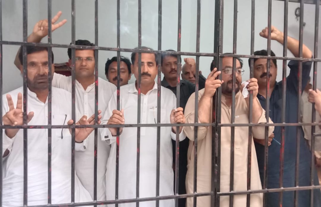 Sqasimbukhari's tweet photo. تمام دوست اساتذہ اور ملازمین کے ساتھ لاہور اور فیصل آباد میں ہونے والے ظلم پر آواز اٹھائیں۔۔ ٹویٹر میں جان ڈالیں

#AGEGAprotestLahore
#ShamePunjabGovt
#ReleasePunjabTeachers https://t.co/tHg56lBgl4