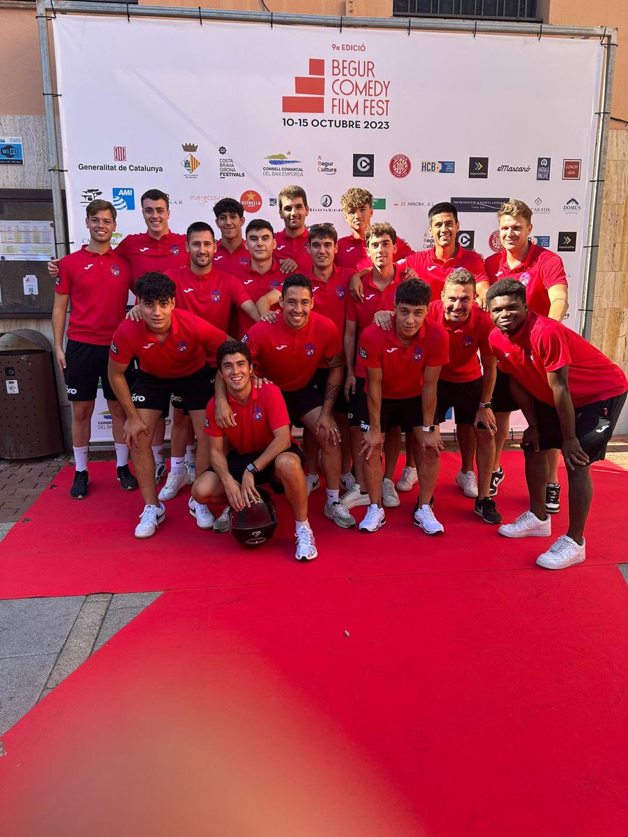 ClubFBegur's tweet photo. Dia de presentació del primer equip del CF Begur amb el futbol  base de la FE Begur. Junts sóm molt forts! 🔴🔴🔵⚽👏👏
#UnPobleUnsColors https://t.co/BUZh5qWexy