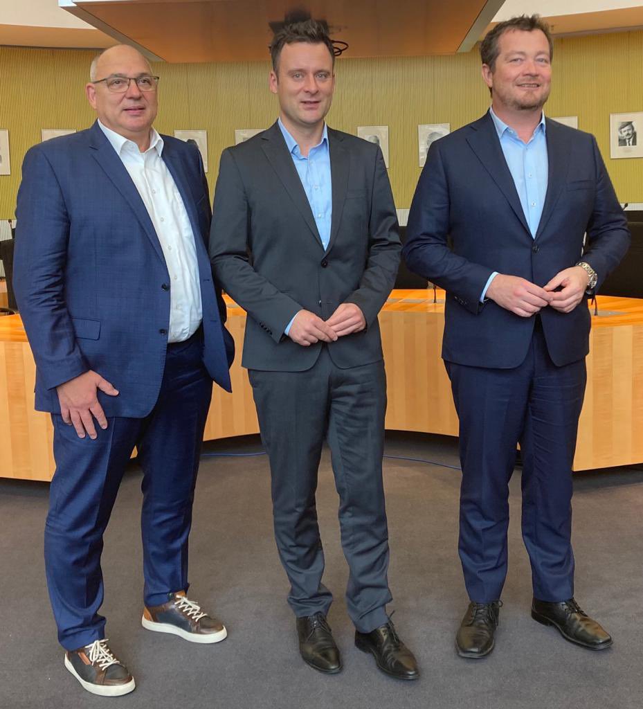Fast 50.000 Zöllner arbeiten täglich, um Geldwäsche, Schmuggel und Schwarzarbeit zu bekämpfen. Mit meinen Kollegen Uli Grötsch &amp; Sebastian Fiedler habe ich darüber mit dem Vorsitzenden der Zoll-Gewerkschaft BDZ gesprochen. Wir brauchen einen starken Öffentlichen Dienst 💪🏽