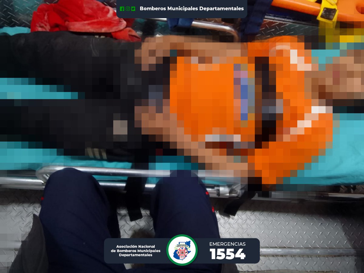 fdleon84's tweet image. Bomberos Municipales Departamentales de Argueta y Utatlán Sololá, rescataron a dos hombres que fueron alcanzados por un derrumbe que ocurrió en el kilómetro 140 CA1, donde se encuentra un bloqueo. Fueron trasladados hacia el Hospital de Sololá.