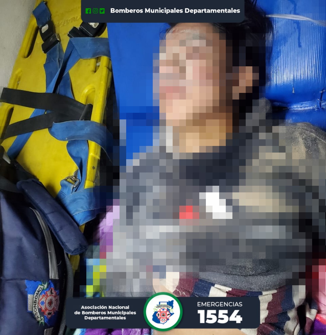 fdleon84's tweet image. Bomberos Municipales Departamentales de Argueta y Utatlán Sololá, rescataron a dos hombres que fueron alcanzados por un derrumbe que ocurrió en el kilómetro 140 CA1, donde se encuentra un bloqueo. Fueron trasladados hacia el Hospital de Sololá.