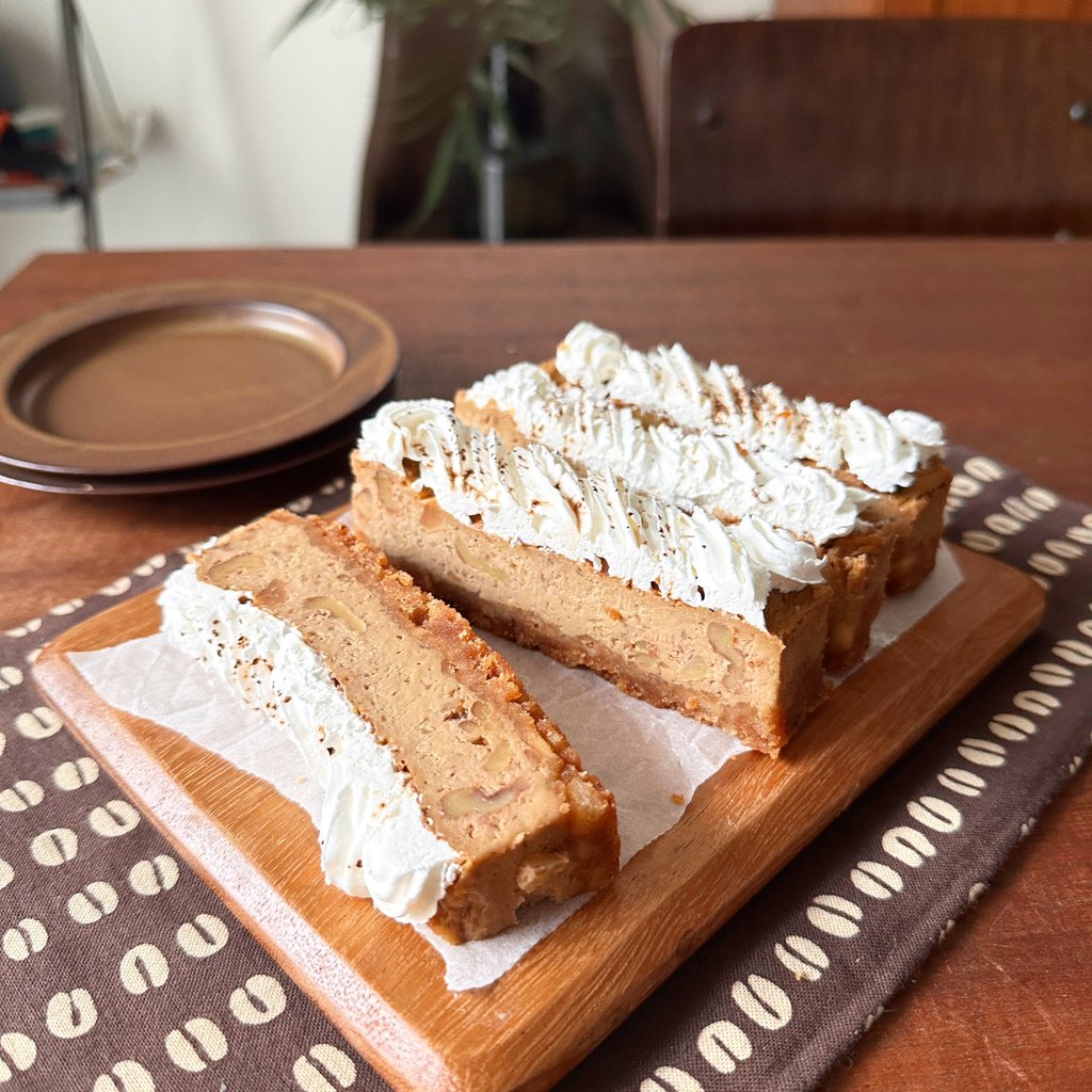 syunkon0507's tweet photo. ちょっとコレ売れそう！コーヒーとナッツのチーズケーキ。

ほろ苦で甘さ控えめ、お酒にも合う大人のチーズケーキ。濃厚ねっとり、底は厚めでザクザク、たっぷり入れたクルミの食感が堪りません！

オーブン不要、レンジ&amp;トースターでこの口当たりは感動します。型もジップロックで簡単！贈り物にも◎ https://t.co/KGhR7rJACi