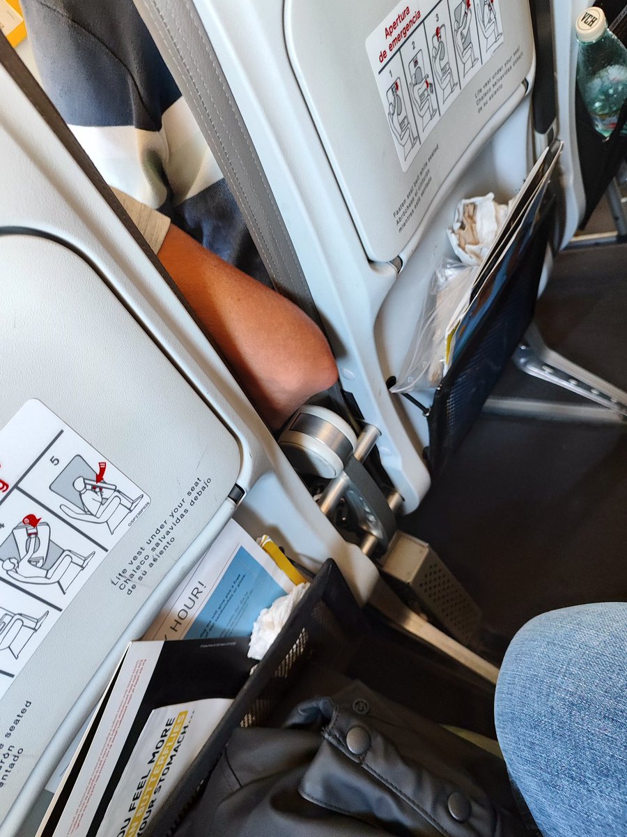 cferreris's tweet photo. Tiempos de lowcost, pagar un asiento y encontrarte los mocos del pasajero anterior. @vueling #lowcostcutre #limpiezanula #añorocovid https://t.co/oiA6by8V4r
