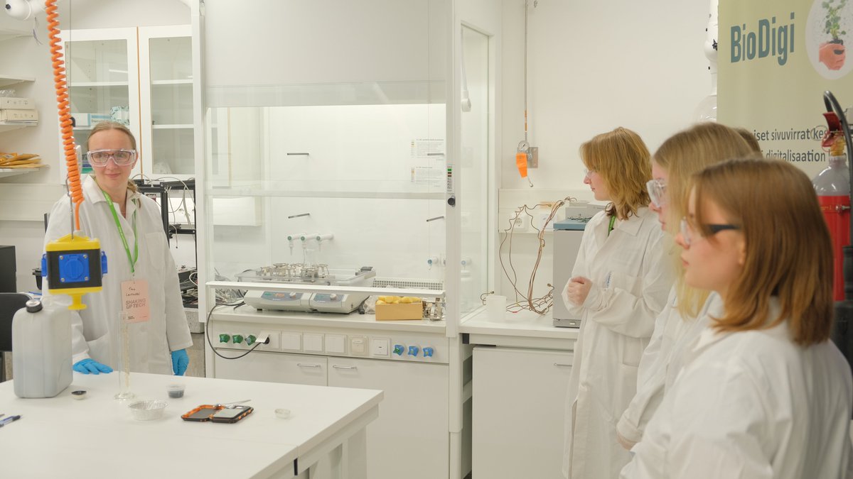 UniOulu's tweet photo. Tänään Oulun yliopistolla järjestettiin Shaking up Tech, jonka tarkoituksena on kannustaa nuoria naisia ja sukupuolivähemmistöihin kuuluvia hakeutumaan tekniikan aloille. Suomessa tekniikan ala on hyvin sukupuolittunut.
#UniOulu #tekniikka #ShakingupTech https://t.co/Ge5xRyLgoR